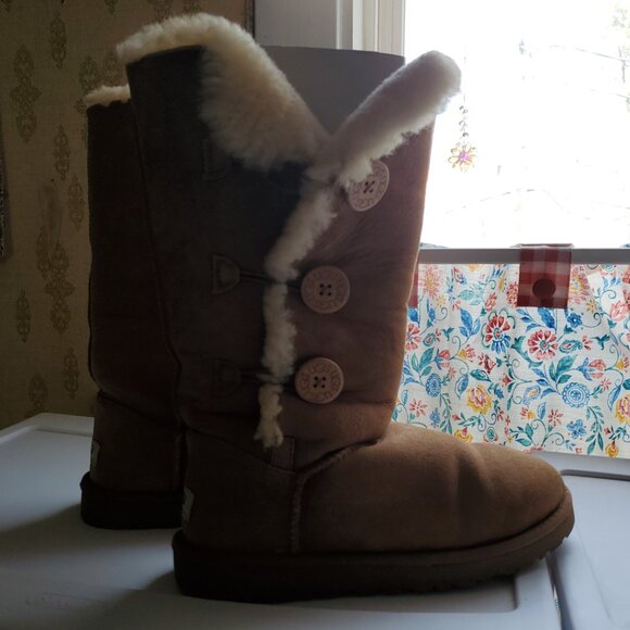 Uggs (womens) - Picture 4 of 6